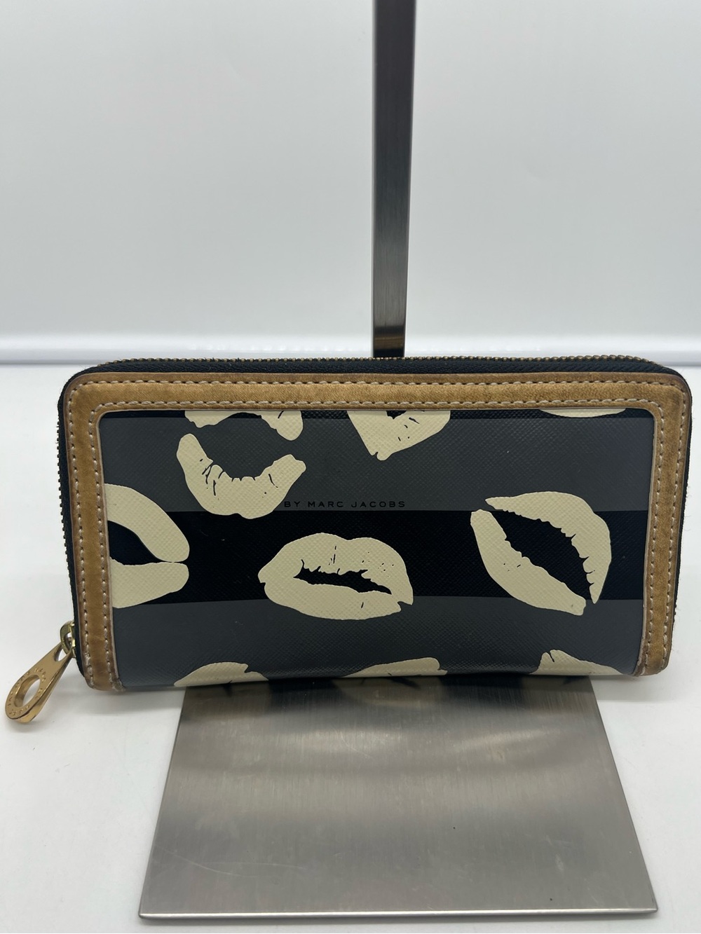 MARC BY MARC JACOBS Eazy Lips Black Cream Graphic Leather Continental Wallet